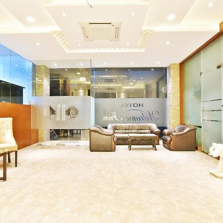 אמריצר Capital O 8510 Welcome Inn מראה חיצוני תמונה