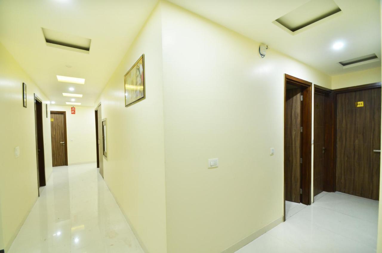 אמריצר Capital O 8510 Welcome Inn מראה חיצוני תמונה